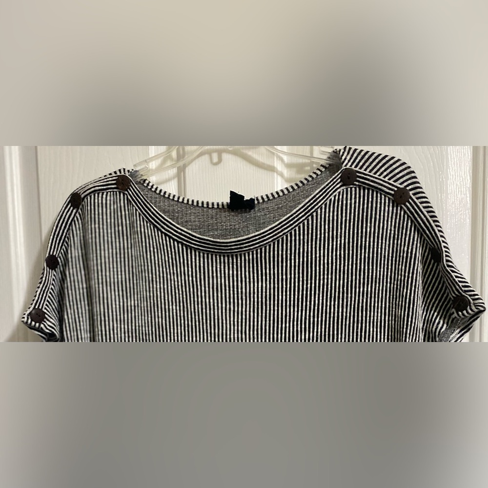 W5-WOMENS STRIPED BLACK AND WHITE TOP - Picture 11 of 13